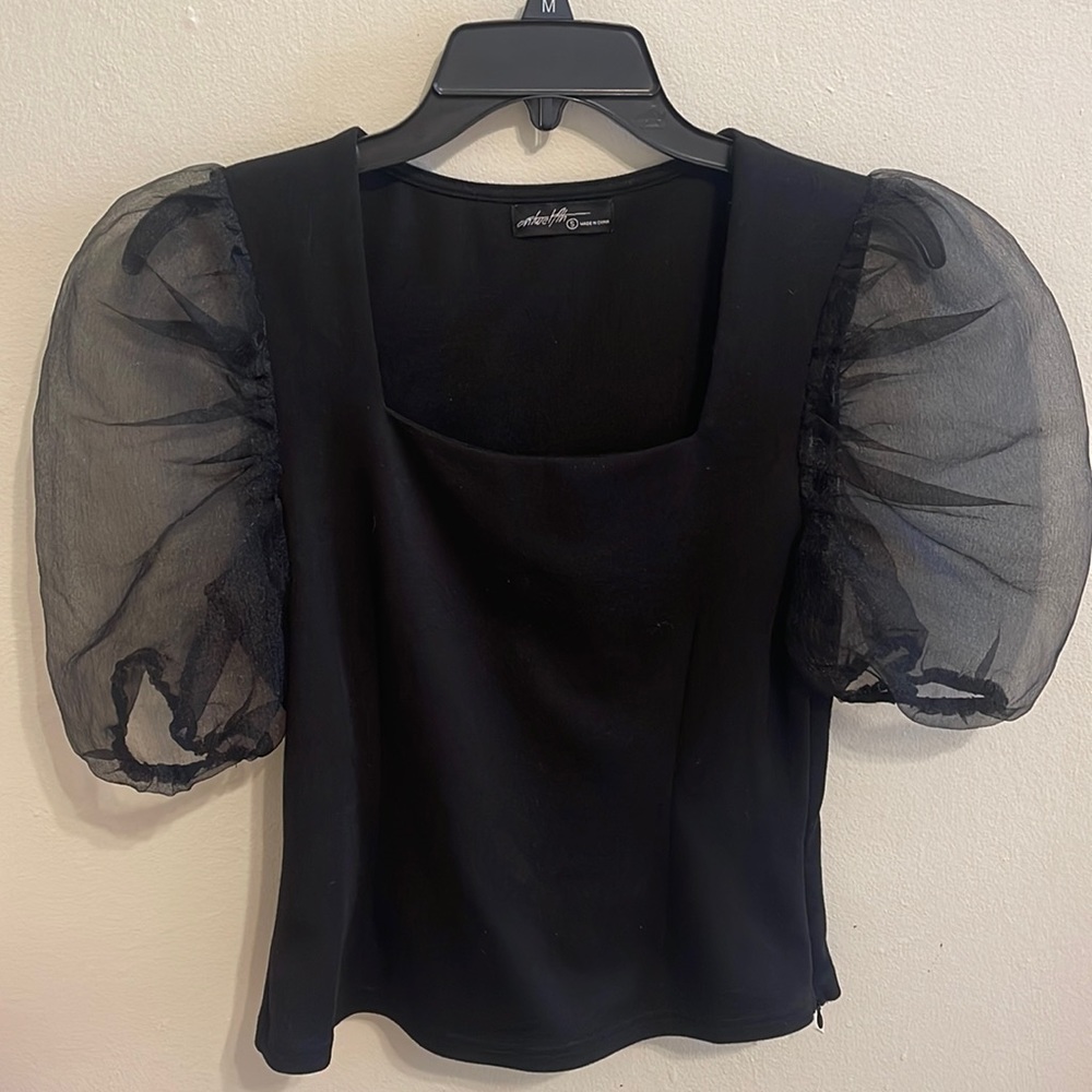 Black puff sleeve college game day top! Black.